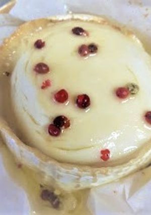 Foto de Queijo Chévre com mel e pimenta rosa