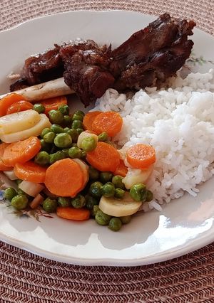 Marha oldalas sült zöldségekkel és rizzsel recept fotója