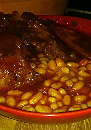 A picture of Tex's Easy Bourbon BBQ Ribs & Beans 🐷🍷.