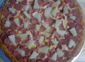 Una foto de Pizza dos quesos hawaianesca