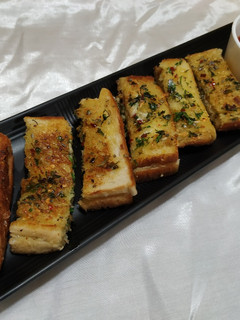 चिझी गार्लिक ब्रेड स्टीक्स (cheese garlic bread snacks recipe in marathi) रेसिपी चे मुख्य फोटो