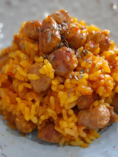 Una foto de Arroz seco de salchichas