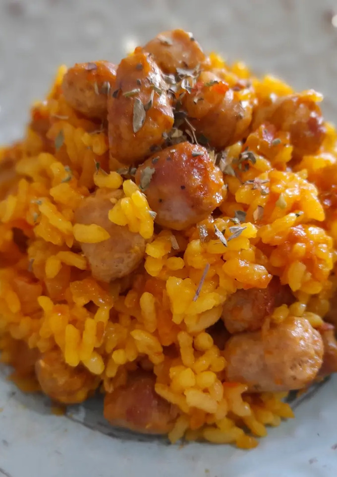 Una foto de Arroz seco de salchichas
