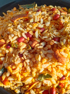 भाजक्या पोह्याचा चिवडा (bhajkya pohyacha chivda recipe in marathi) रेसिपी चे मुख्य फोटो