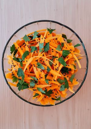 Una foto de Ensalada de zanahoria en tiras 🥕