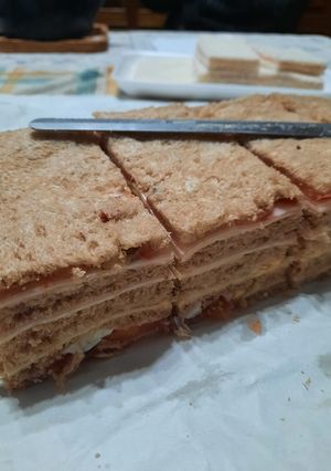 Una foto de Sandwichs de miga con pan negro de jamón,  queso y algo más