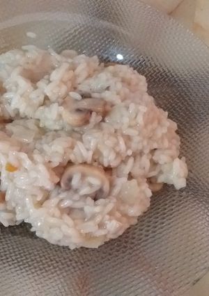 Una foto de Arroz con pollo y champiñones