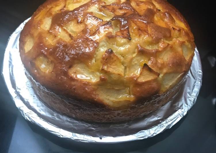 Bizcocho de manzana, recubierto con mermelada