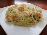Una foto de pasta alfredo con camarón