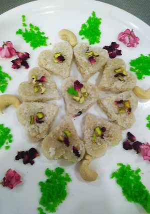 रोज़ एंड कोकोनट स्वीट (Rose and coconut sweet recipe in hindi) रेसिपी मुख्य फोटो