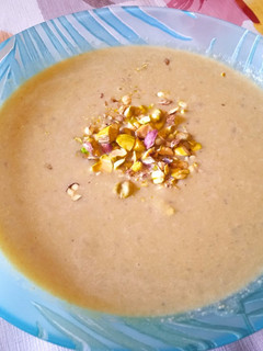 Una foto de Crema de espárragos y pistachos