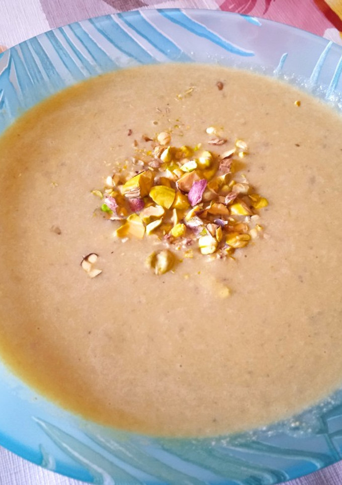 Una foto de Crema de espárragos y pistachos