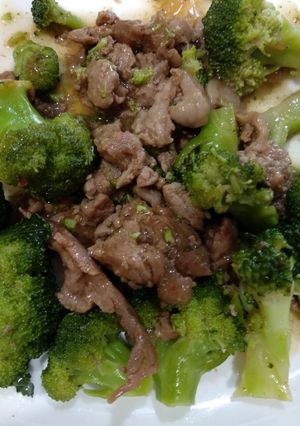 Una foto de Carne con brócoli