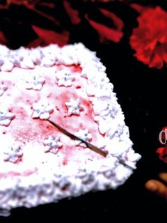 स्ट्रॉबेरी केक (strawberry cake recipe in Hindi) रेसिपी मुख्य फोटो
