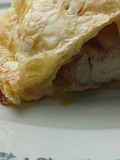 Una foto de Solomillo en costra de hojaldre y manzana