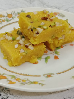 કેસર ડ્રાયફ્રૂટ બરફી(kesar dryfruit barfi recipe in Gujarati) રેસીપી મુખ્ય ફોટો