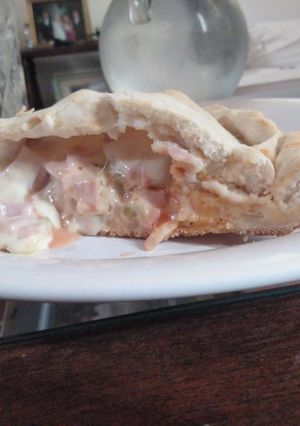Una foto de Calzonne de jamón y queso