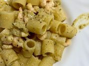 Una foto di pesto di pistacchio e pesce