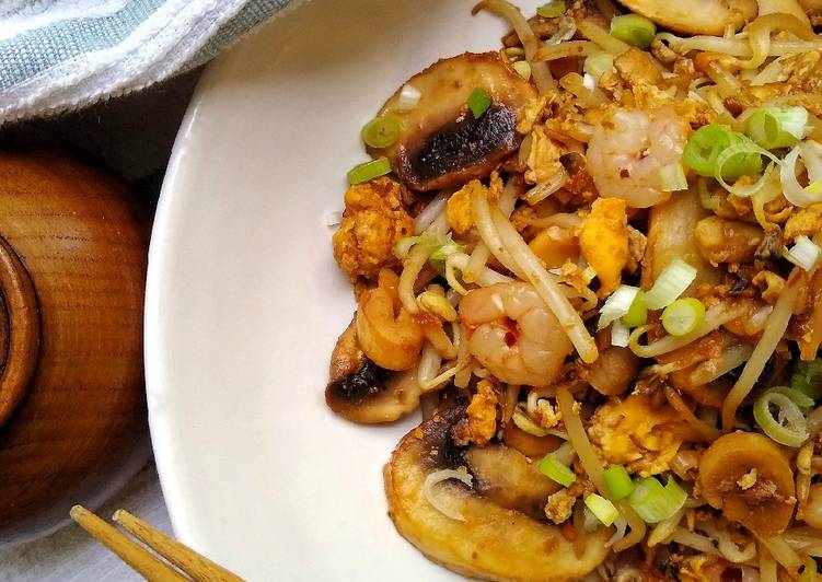 Beanspouts With Shrimp, Egg & Mushrooms