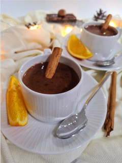 Una foto de Chocolate caliente con naranja y canela