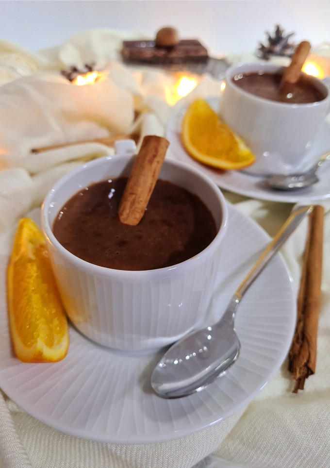 Una foto de Chocolate caliente con naranja y canela