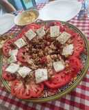 Ensalada de tomate, queso y frutos secos