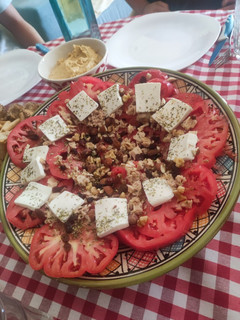 Una foto de Ensalada de tomate, queso y frutos secos