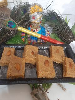 बेसन की बर्फी (besan ki barfi recipe in Hindi) रेसिपी मुख्य फोटो