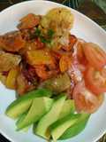 Muslos de pollo con verduras y vegetales al horno