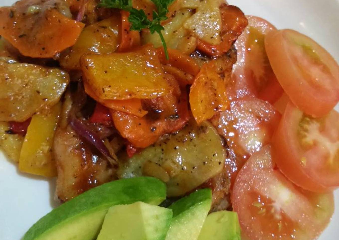 Muslos de pollo con verduras y vegetales al horno