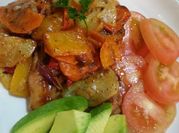 Una foto de muslo de pollo paprika