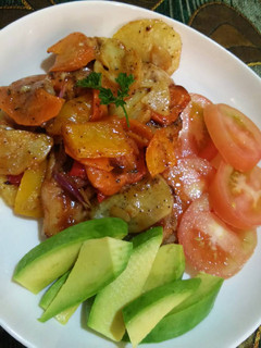 Una foto de Muslos de pollo con verduras y vegetales al horno