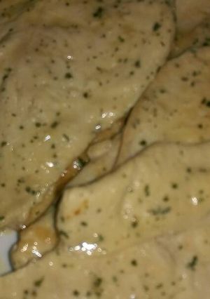 Una foto de Pechuga de pollo con salsa verde y nata