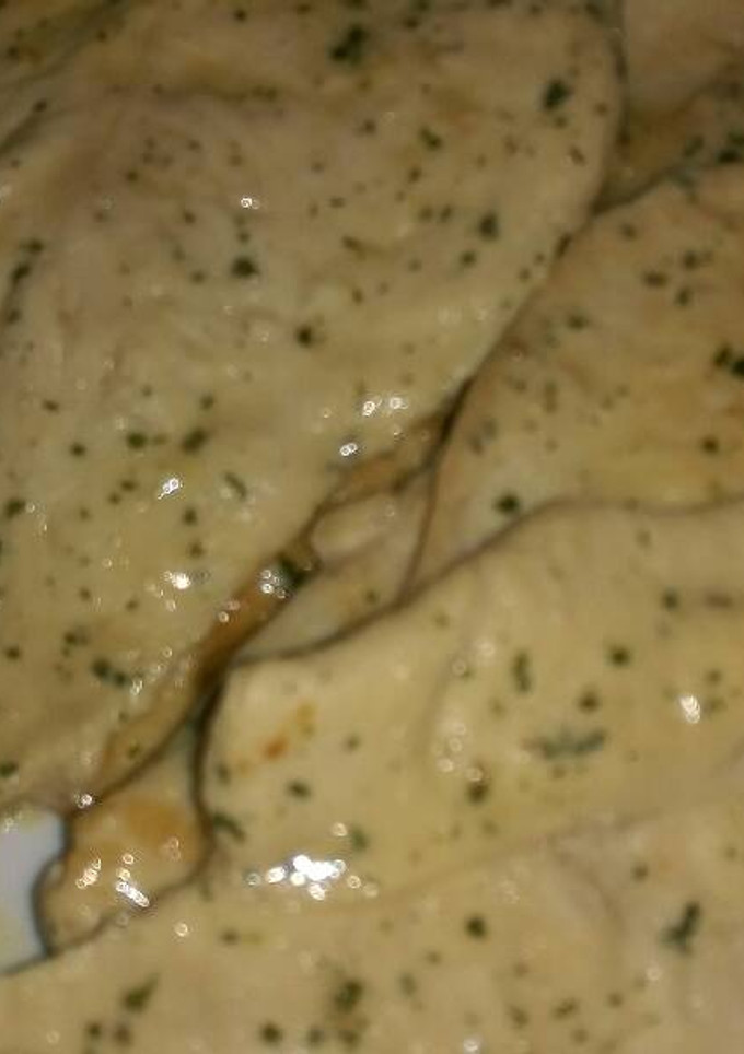 Una foto de Pechuga de pollo con salsa verde y nata