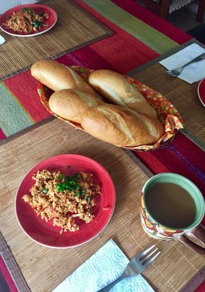 Una foto de Revuelto de huevos con chorizo (de soya)