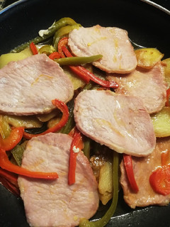 Una foto de Escalopines de lomo con patatas y pimientos