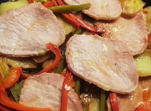 Una foto de Escalopines de lomo con patatas y pimientos