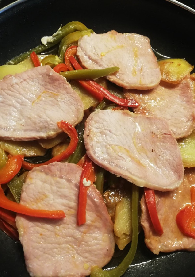Una foto de Escalopines de lomo con patatas y pimientos