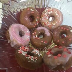 A picture of No knead donuts.