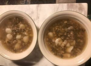 https://img-global.cpcdn.com/recipes/194ddbf8a054894a/300x220cq70/sticky-rice-ball-in-sweet-mung-bean-barley-soup-recipe-main-photo.jpg