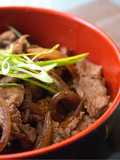 Gyudon: fetas de carne salteadas con cebolla sobre un colchón de arroz