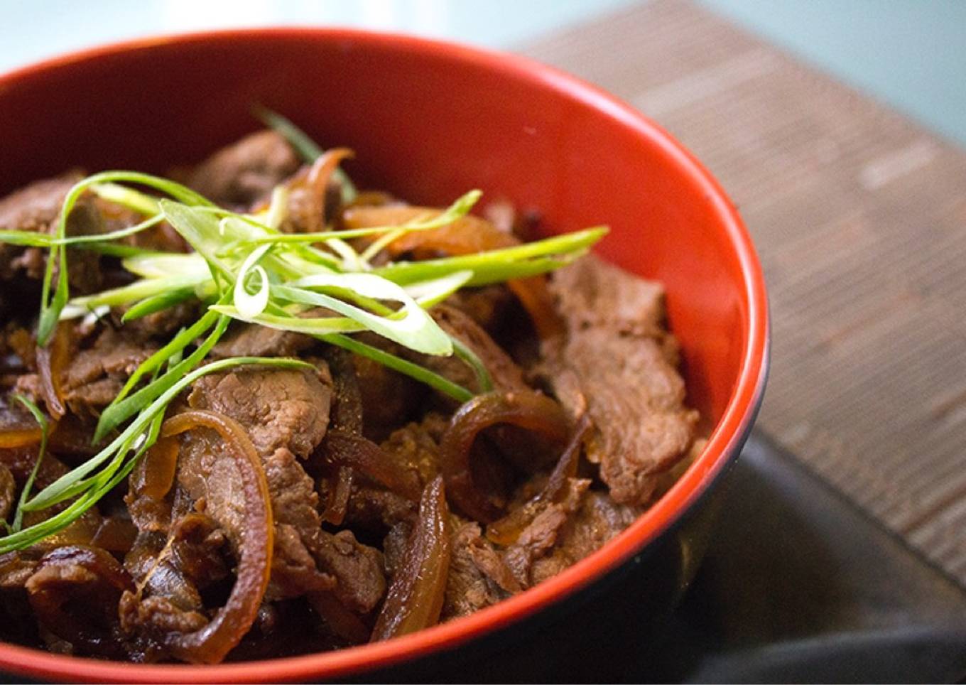 Gyudon: fetas de carne salteadas con cebolla sobre un colchón de arroz