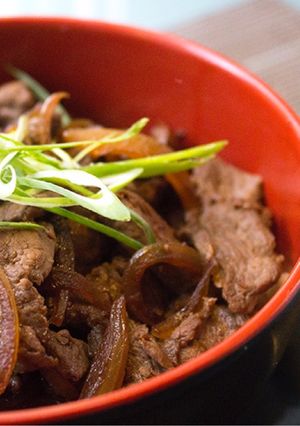 Una foto de Gyudon: fetas de carne salteadas con cebolla sobre un colchón de arroz