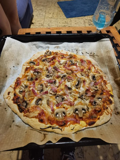 Una foto de Pizza de pollo, champiñones y bacon