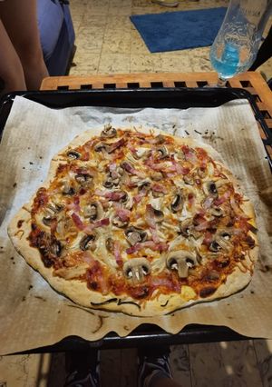 Una foto de Pizza de pollo, champiñones y bacon