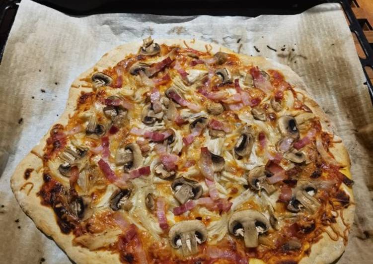 Pizza de pollo, champiñones y bacon