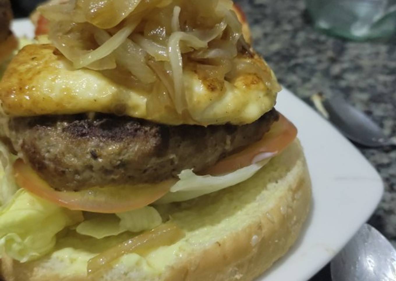 Hamburguesa Costeña con cebolla caramelizada