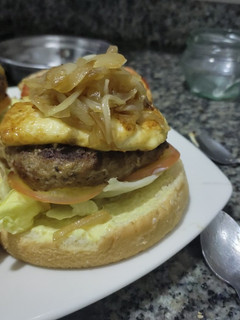 Una foto de Hamburguesa Costeña con cebolla caramelizada