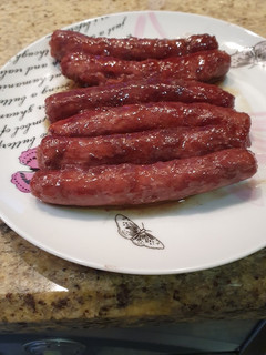 Una foto de Salchichas frescas con vino tinto