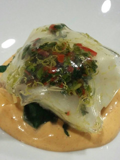 Una foto de Bacalao confitado con geleé de verduras y salsa rouille